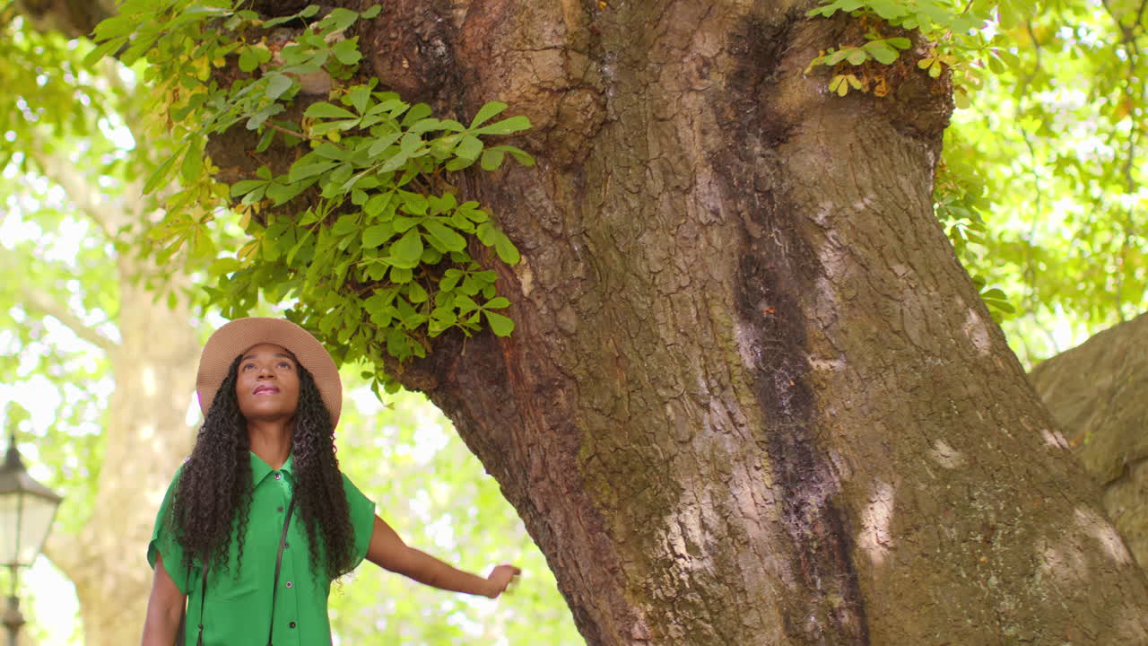 옥스퍼드 (oxford) 에서 휴가를 보내고 있는 여성 관광객, 도시 거리를 탐험하며, 카메라 4를 향해 양과 발 통로를 따라 고 있다.