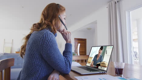 maestra caucásica usando portátil y auriculares de teléfono en videollamada con un estudiante varón