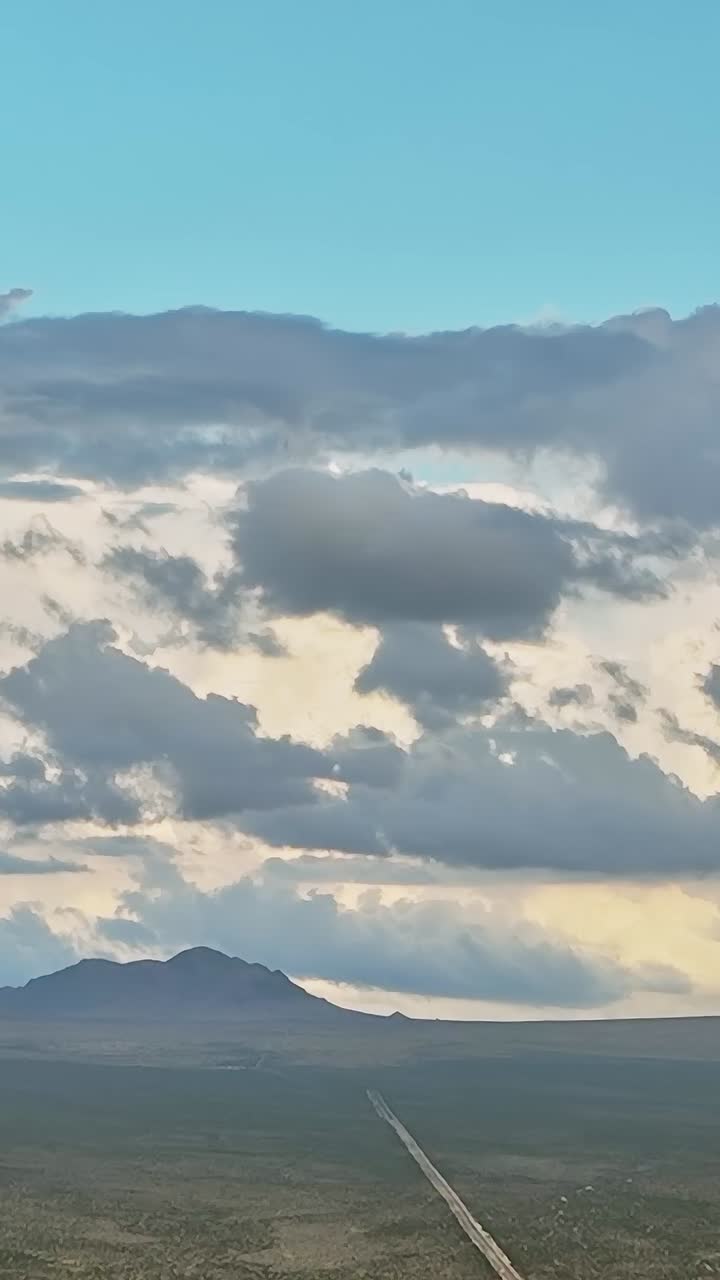 Vista aerea delle nuvole sul territorio desertico negli USA