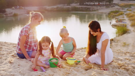 Dos-Madres-Jugando-Arena-Con-Dos-Hijas-De-3-Y-5-Años