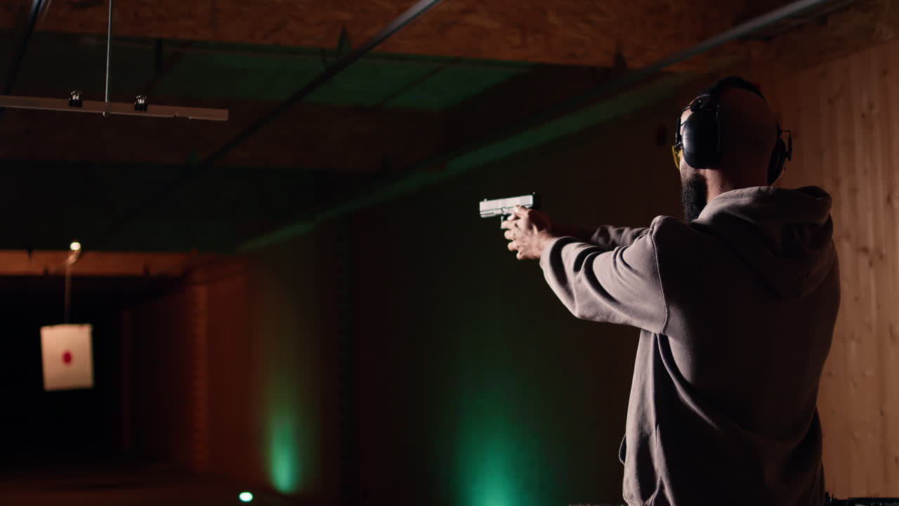 entusiasta de las armas de fuego recargando pistolas, apuntando armas