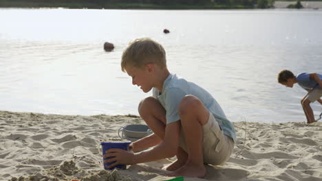 Jungs-Spielen-Am-Strand