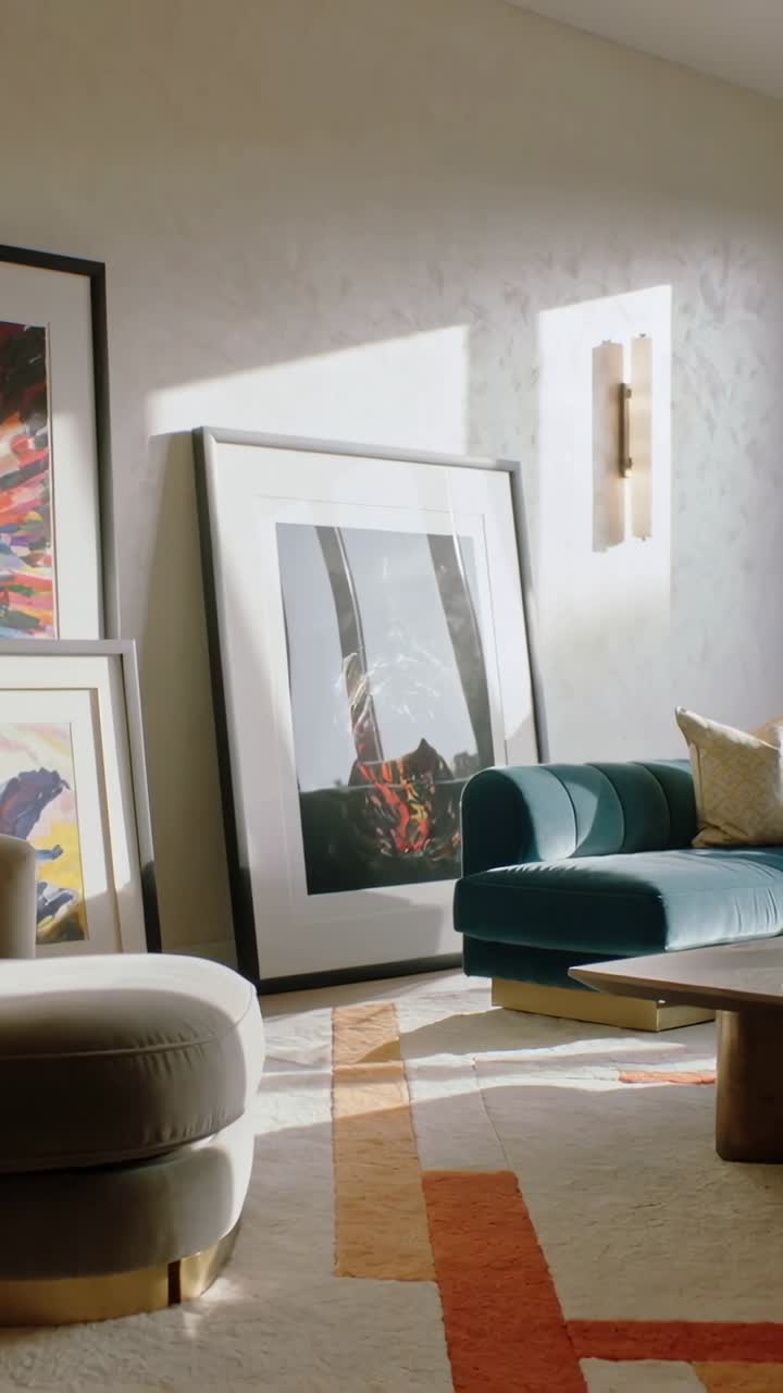 Video verticale: Telecamera che scorre rivelando una chaise longue color verde acqua nell'angolo del soggiorno, mostrando un arredamento illuminato dal sole.