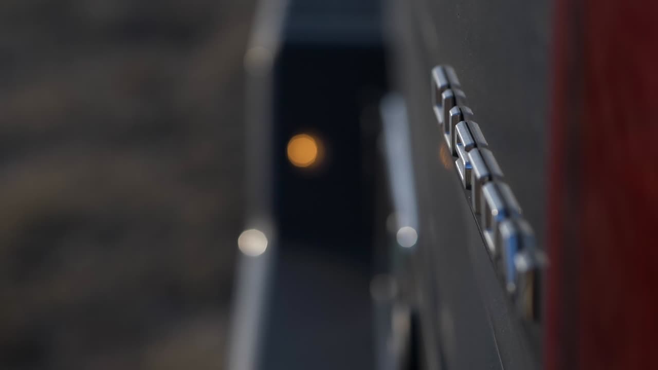 la cama de un camión que muestra la luz trasera