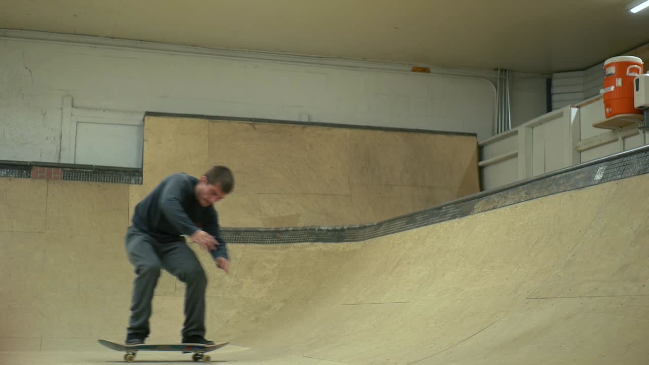 un vuelco frontal contundente en una rampa de patineta interior