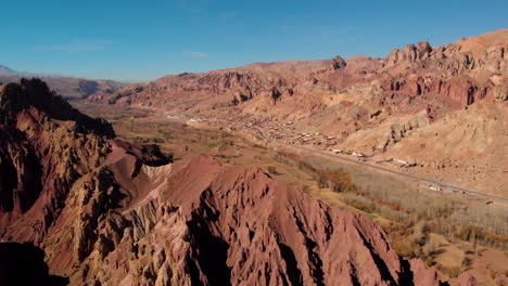 Paisaje-Montañoso-Con-Estructuras-Antiguas-En-La-Ciudad-Roja-En-Bamyan,-Afganistán-En-Un-Día-Soleado