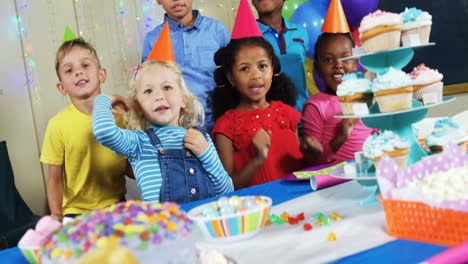 niños divirtiéndose entre sí durante la fiesta de cumpleaños 4k