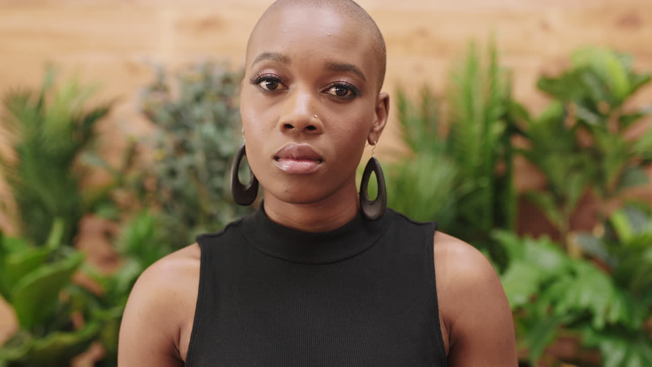 mujer negra, startup y cara con visión