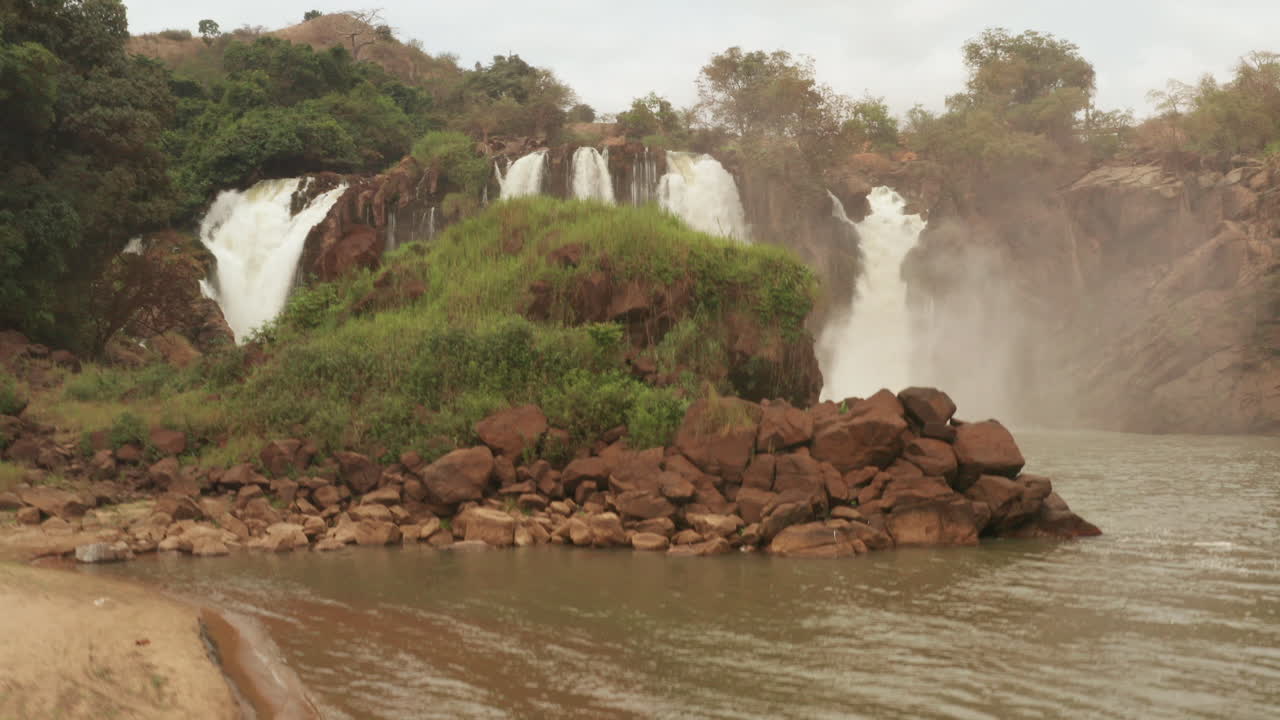 Sorvolando una cascata a Kwanza Sul, Binga, Angola, nel continente africano 11.