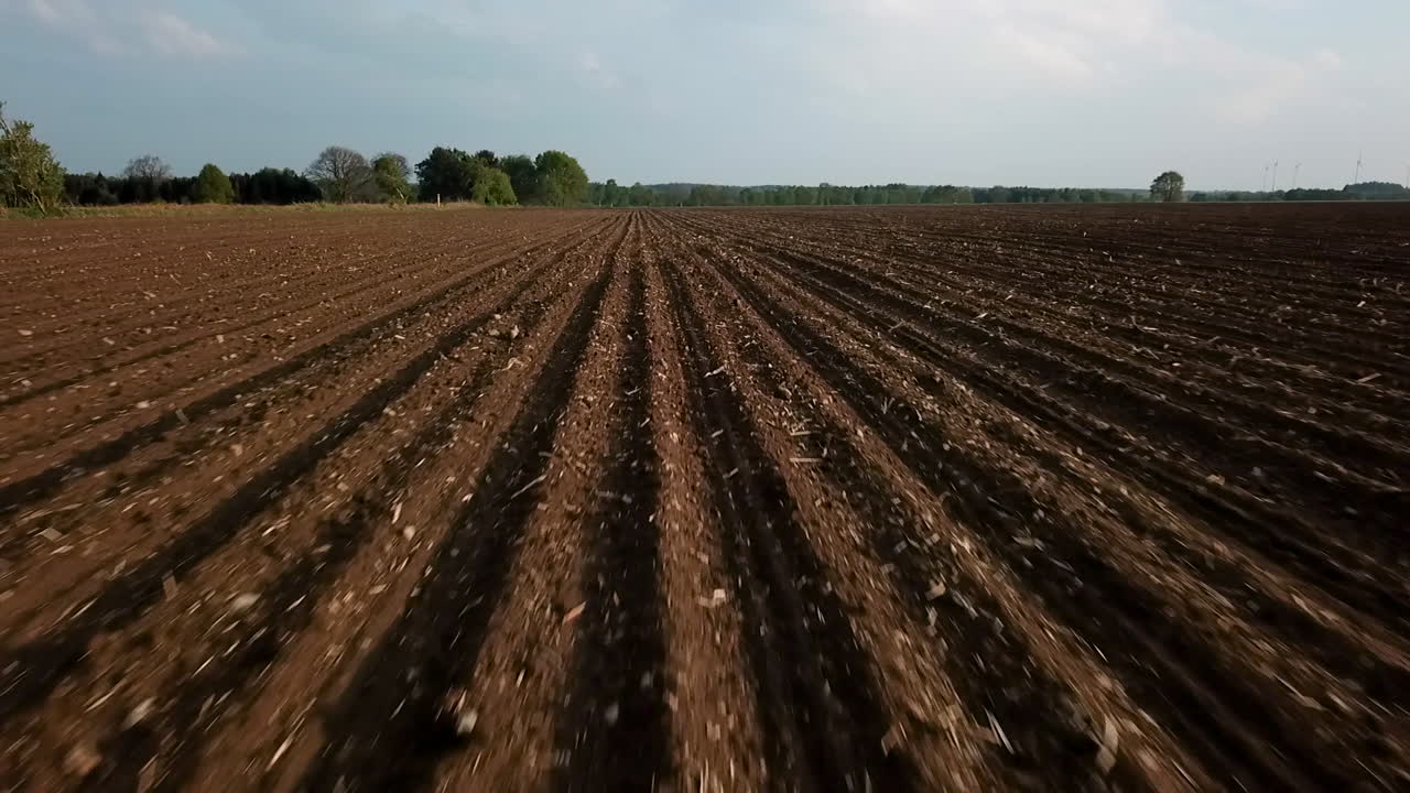 vista aérea de un campo arado