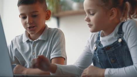 Kleine-Jungen-Und-Mädchen,-Die-Mit-Einem-Computer-Spielen-Und-Forschen