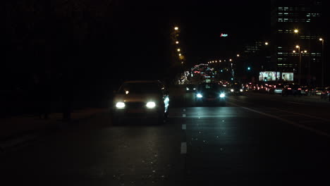 coches ligeros en la calle por la noche