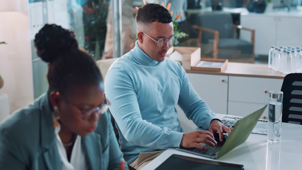 compañeros de trabajo que trabajan en una reunión de oficina