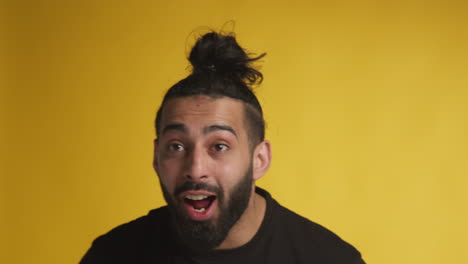 retrato de estudio de un hombre emocionado celebrando buenas noticias ganando dinero contra un fondo negro 2