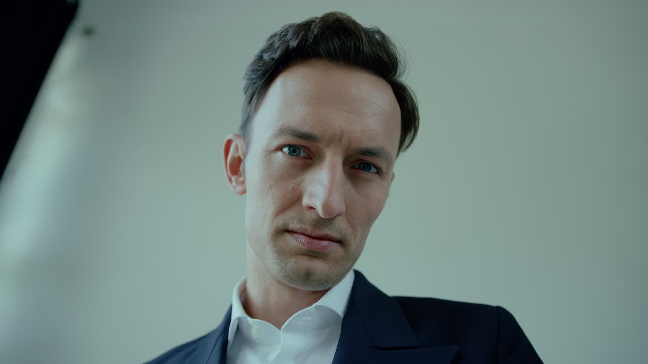 hombre de negocios mirando hacia abajo en la cámara, pensando tipo haciendo contacto visual