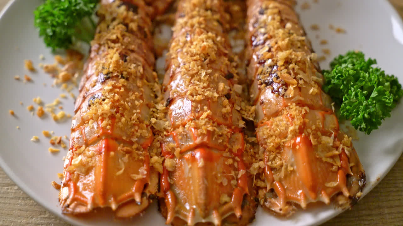 흰 접시에 마늘을 넣은 사마귀 새우 볶음