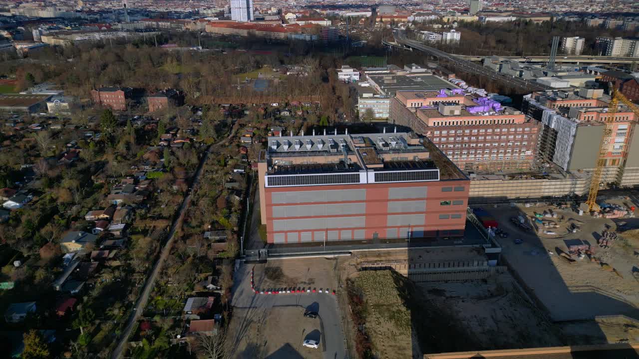 Prédio de data center com parque tecnológico e ciência da computação quântica na cidade de Berlim, com edifícios modernos e horizonte urbano. Vista aérea fantástica de drone descendo