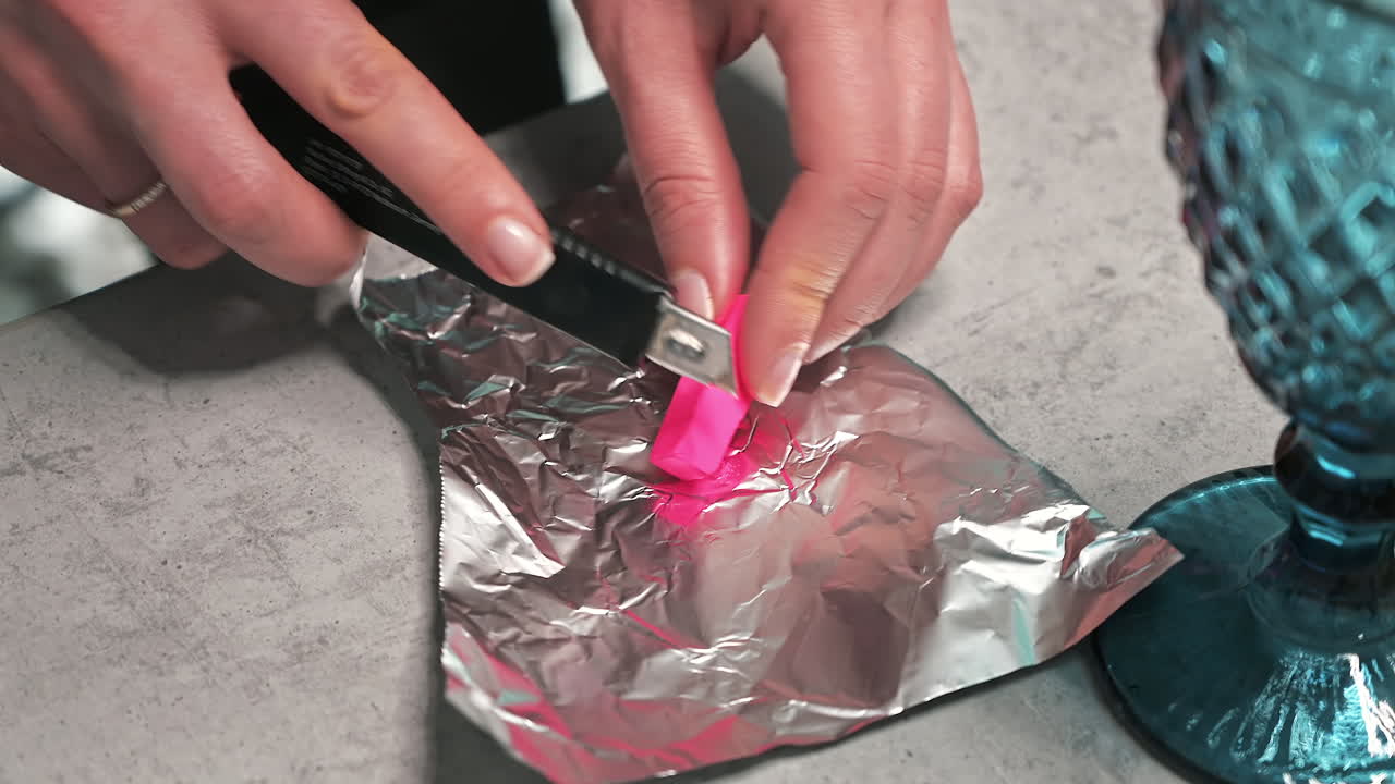 Håndlavet lysproduktion, kvinde forbereder et pink farvestof til voks