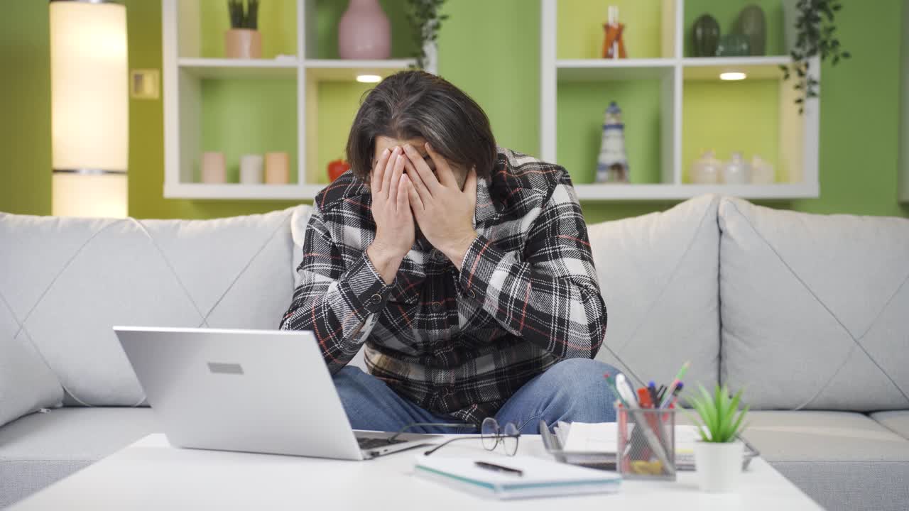 직장에서 눈이 아프고 건조한 사람.