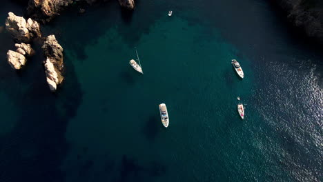 Yates-De-Lujo-Y-Lanchas-Rápidas-En-La-Exclusiva-Cala-Española-Con-Hermosas-Aguas-Turquesas-Claras