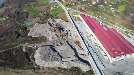 equipo de cantera de arena extrayendo arena de las orillas de los ríos destruyendo el entorno natural en albania