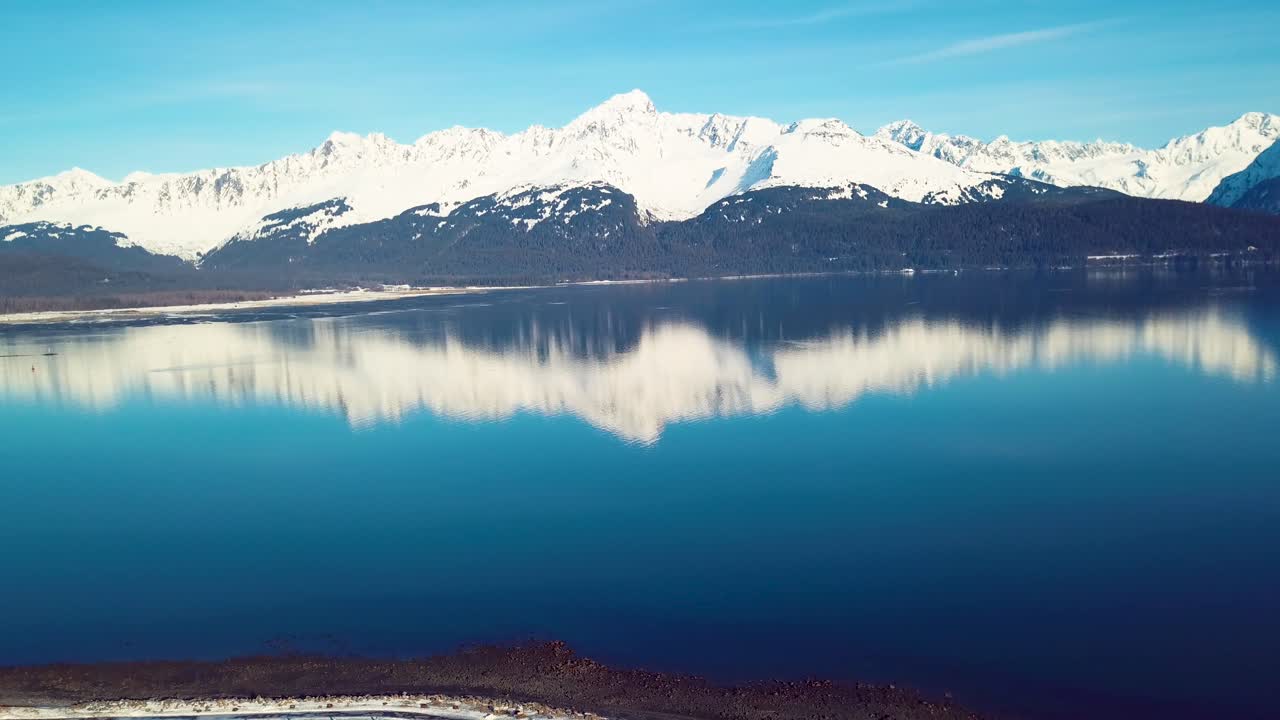 겨울철 알래스카 주 수어드 주변의 눈 덮힌 산을 촬영한 4k 드론 영상