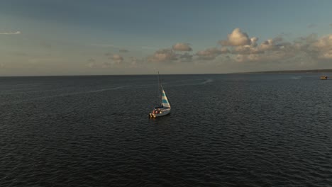 Vista-Aérea-Del-Velero-En-Mobile-Bay,-Alabama