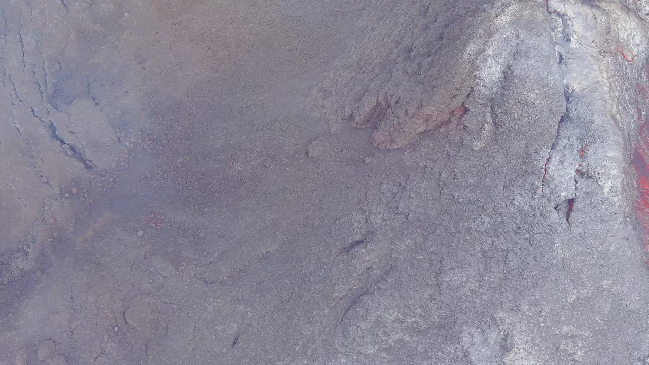 vista aérea de drones desde arriba hacia abajo del cráter del volcán activo volcán fagradalsfjall en la península de reykjanes en islandia