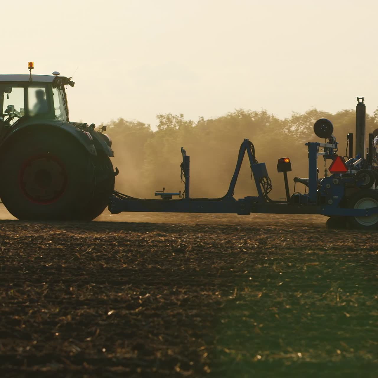 tractor ara a través del suelo 3