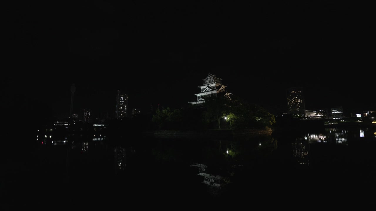 夜の広島城、堀の水面に映る姿。