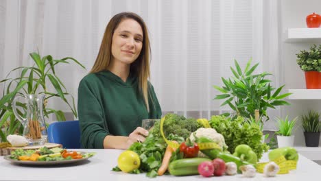 dieta vegetal. la mujer consume verduras y come sano.