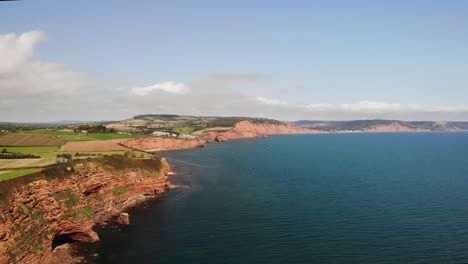 acantilados costeros aéreos escénicos contra el canal inglés en devon