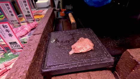 cocinando sushi de carne en una sartén caliente