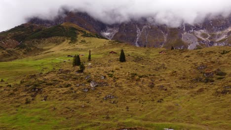 österreichische-Alpen-Mit-Häusern,-Holzhütten-Und-Berglandschaft-In-Hochkönig,-Luftaufnahme