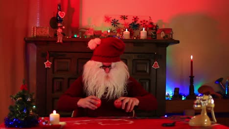 Weihnachtsmann,-Der-Mit-Drei-Roten-äpfeln-Spielt