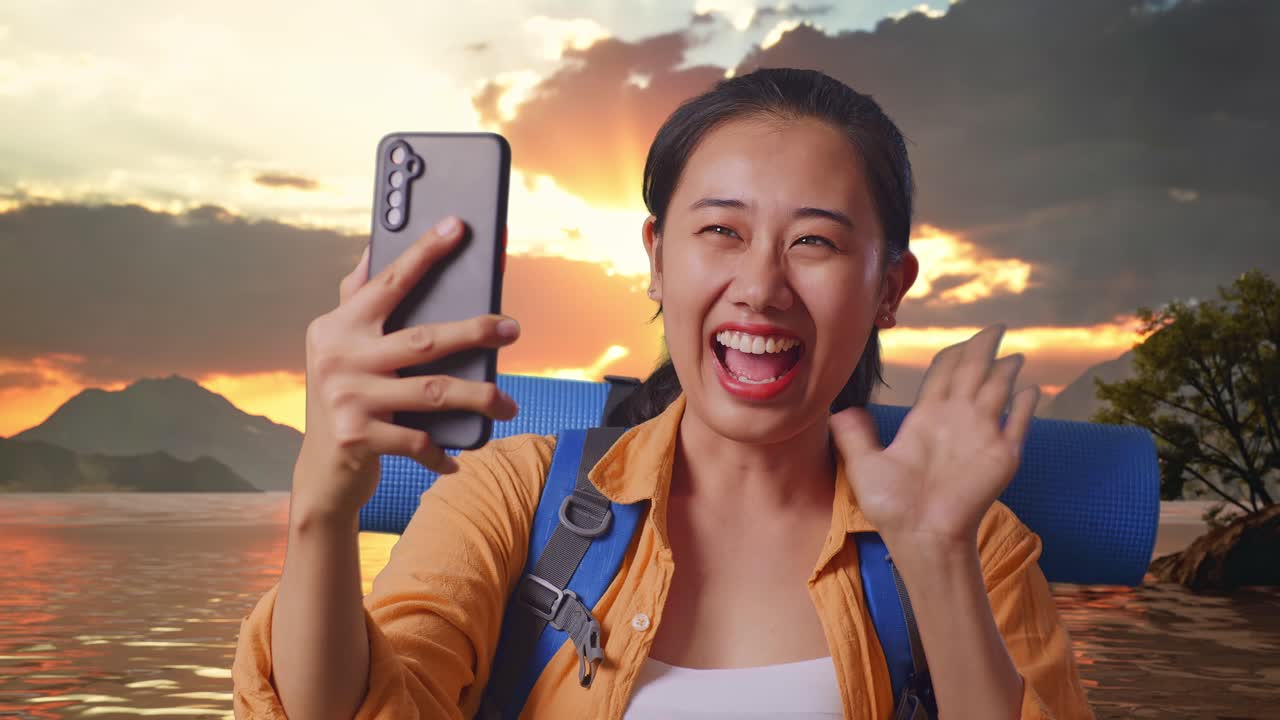 mujer feliz tomando una selfie al atardecer junto al lago