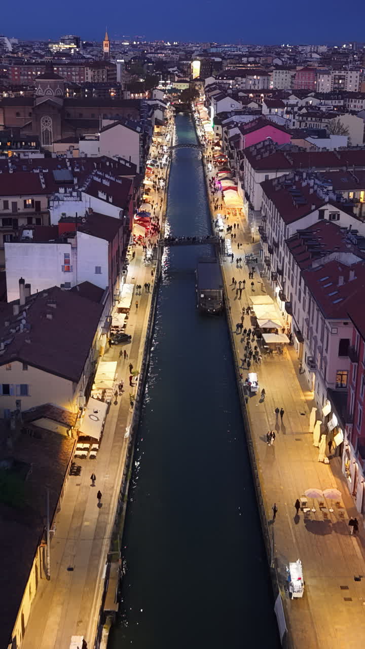 Vista aerea del canale Naviglio Grande al tramonto realizzata con un drone. Verticale