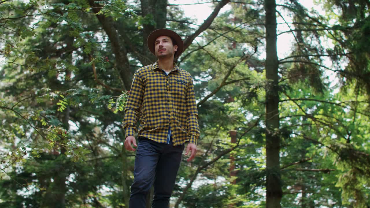 joven mirando la vista