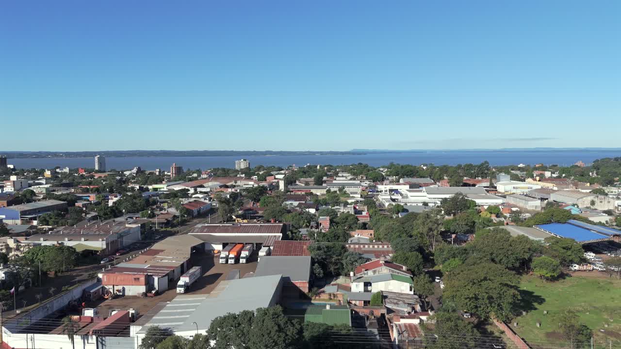 아르헨티나 포사다스 미시아의 놀라운 공중 풍경을 포착하는 이 사진은 파라나 강 연안의 먼 물체와 풍부한 초록색의 도시 구조의 혼합을 강조합니다.