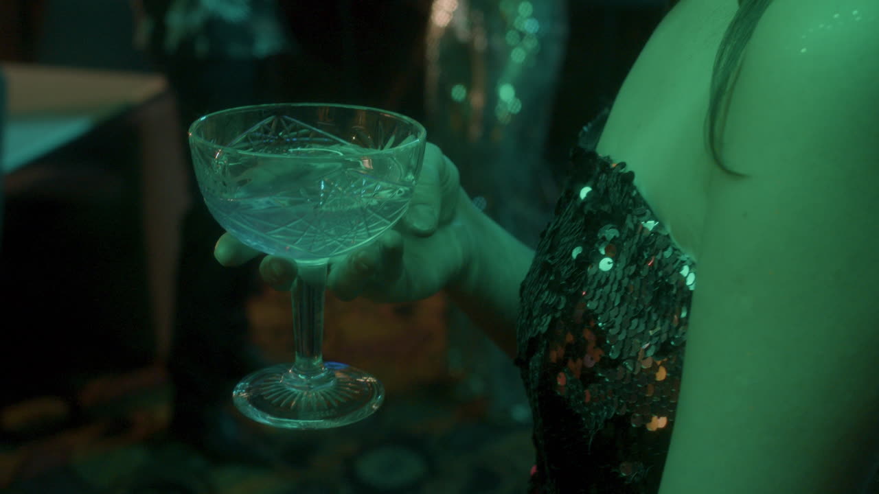 크리스탈 유리를 들고 있는 손