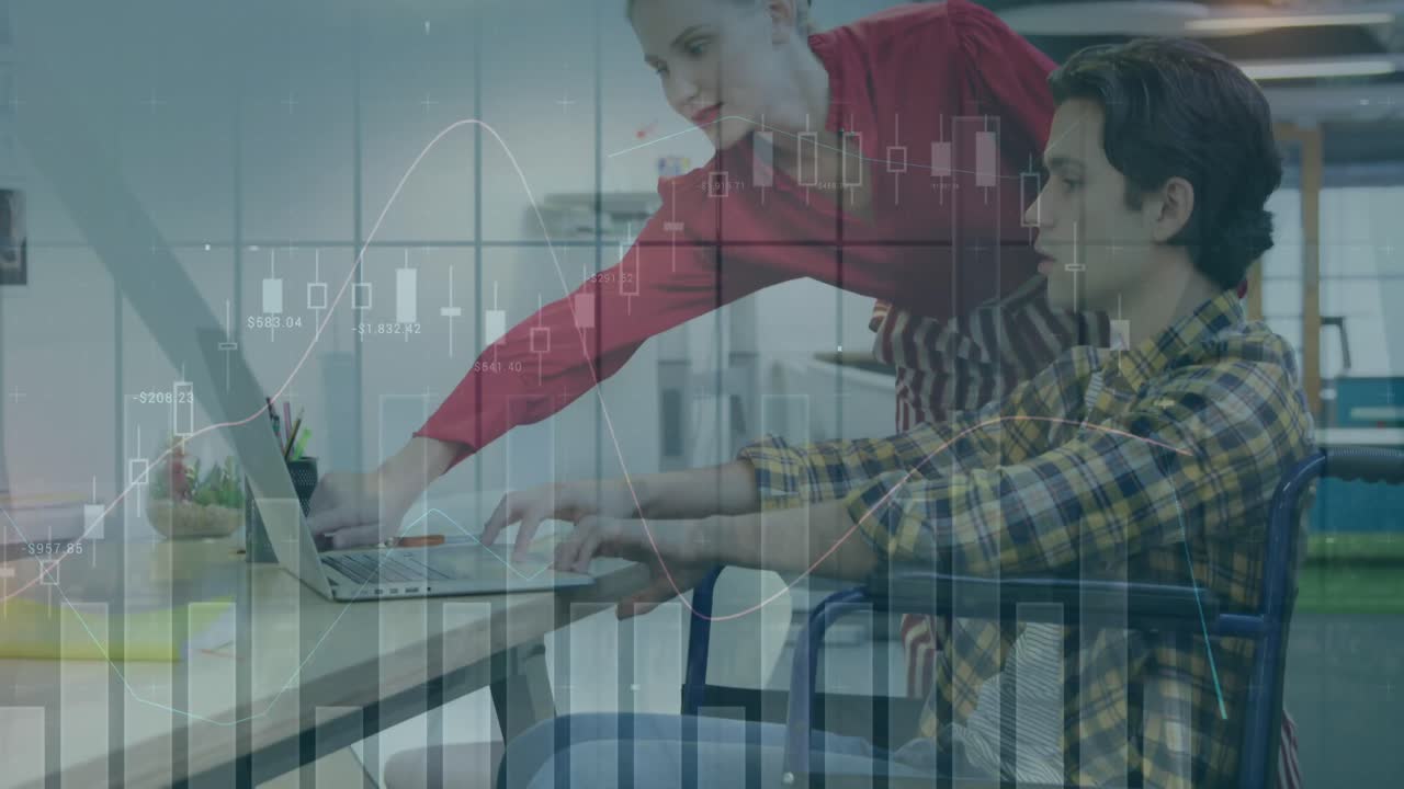 animación de múltiples gráficos con números sobre compañeros de trabajo caucásicos discutiendo informes en la computadora portátil