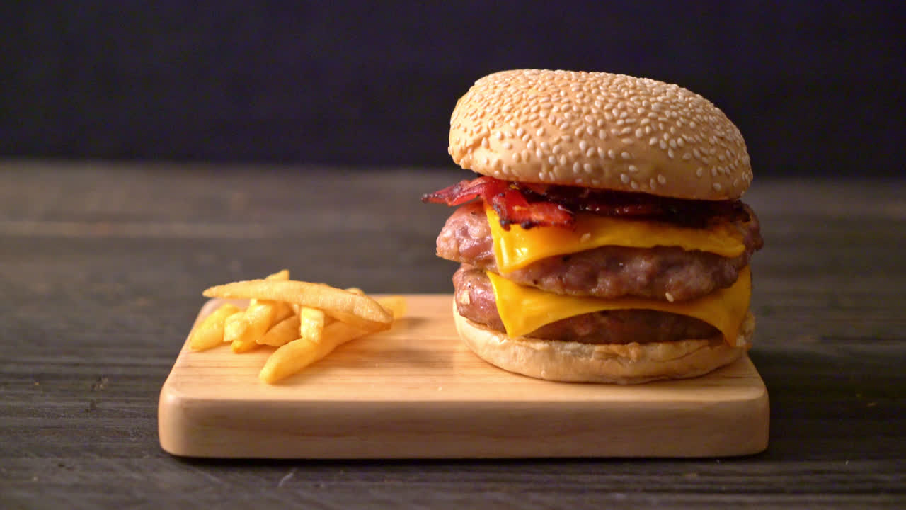 hamburguesa de cerdo o hamburguesa de cerdo con queso, tocino y patatas fritas