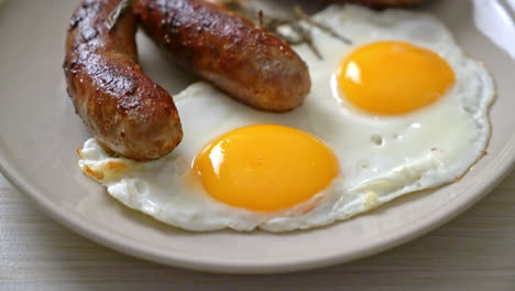 huevo frito doble casero con salchicha de cerdo frita - para el desayuno