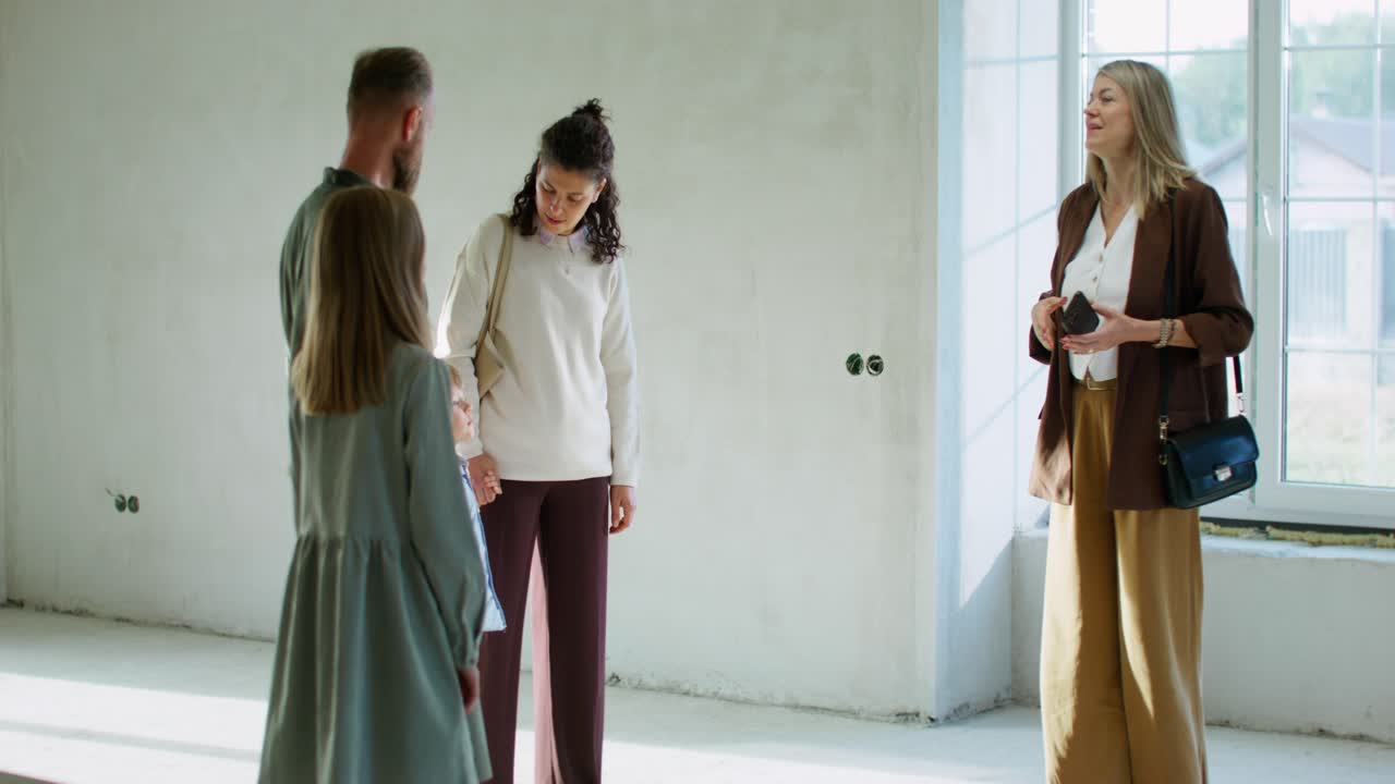 가족 들 이 새 집 을 보고 있다