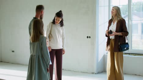 familie, die ein neues haus besucht