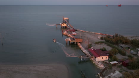 在日落時,在河口岸邊的漁<unk>,意大利的漁機,叫做"trabucco",lido di dante,ravenna靠近comacchio山谷