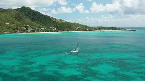 Drohnenaufnahmen-Von-Einem-Segelboot-In-Antigua