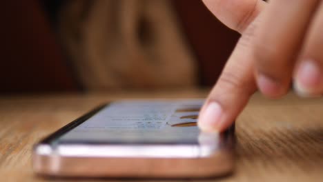 un primer plano de la mano de una mujer usando un teléfono inteligente