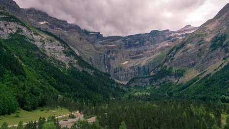 Lapso-De-Tiempo-De-La-Puesta-De-Sol-En-El-Valle-De-Gavarnie,-La-Pequeña-Ciudad-De-Gavarnie-Como-Primer-Plano-Y-La-Gran-Cascada-Como-Fondo