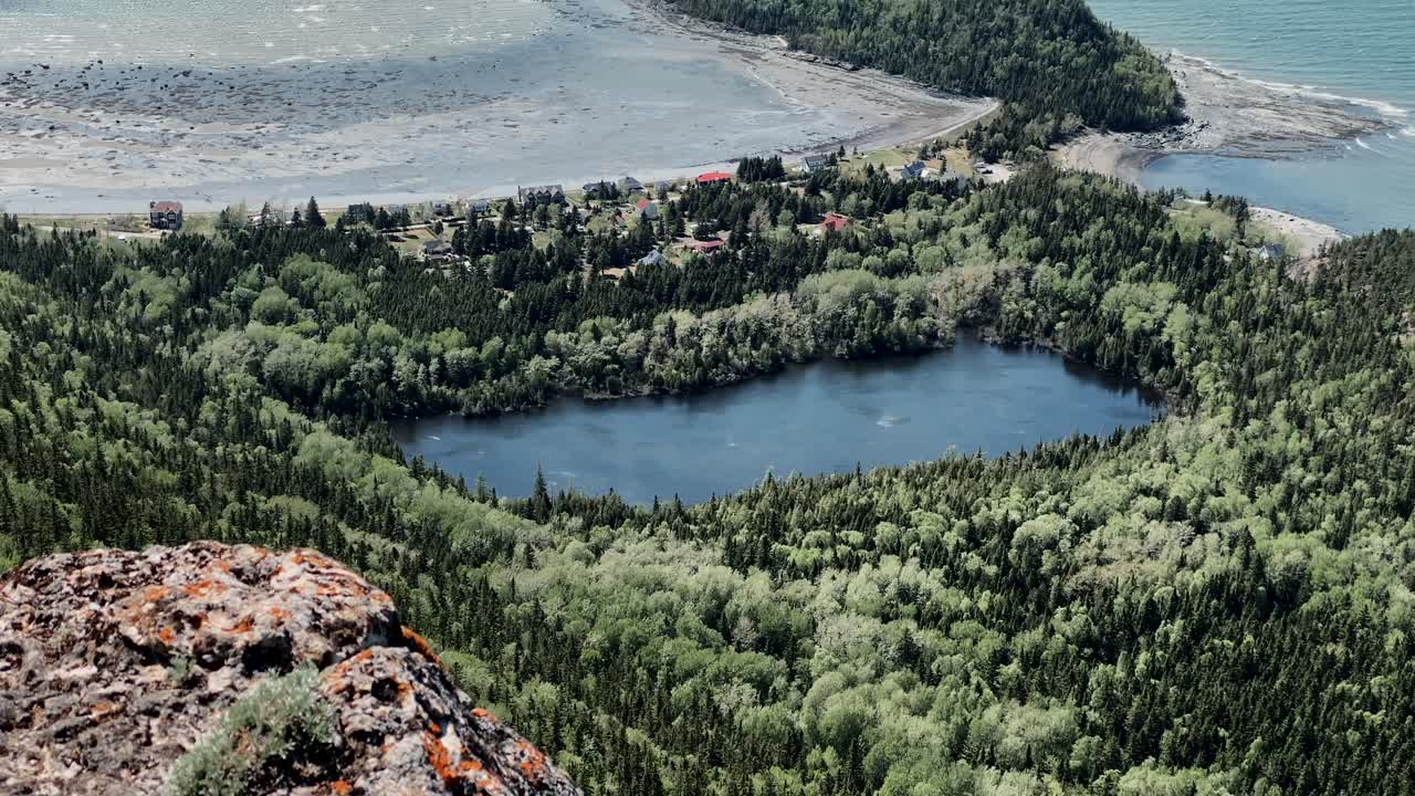belleza natural de un exuberante bosque verde, un lago virgen y una costa serena en el parque nacional bic en rimouski, quebec, canadá